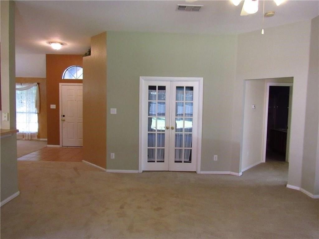 1811 Lake Travis Dr - Photo 4 of 19