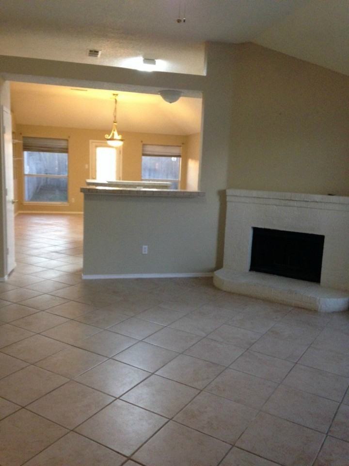 2201 Silverthorn Ln - Photo 2 of 7
