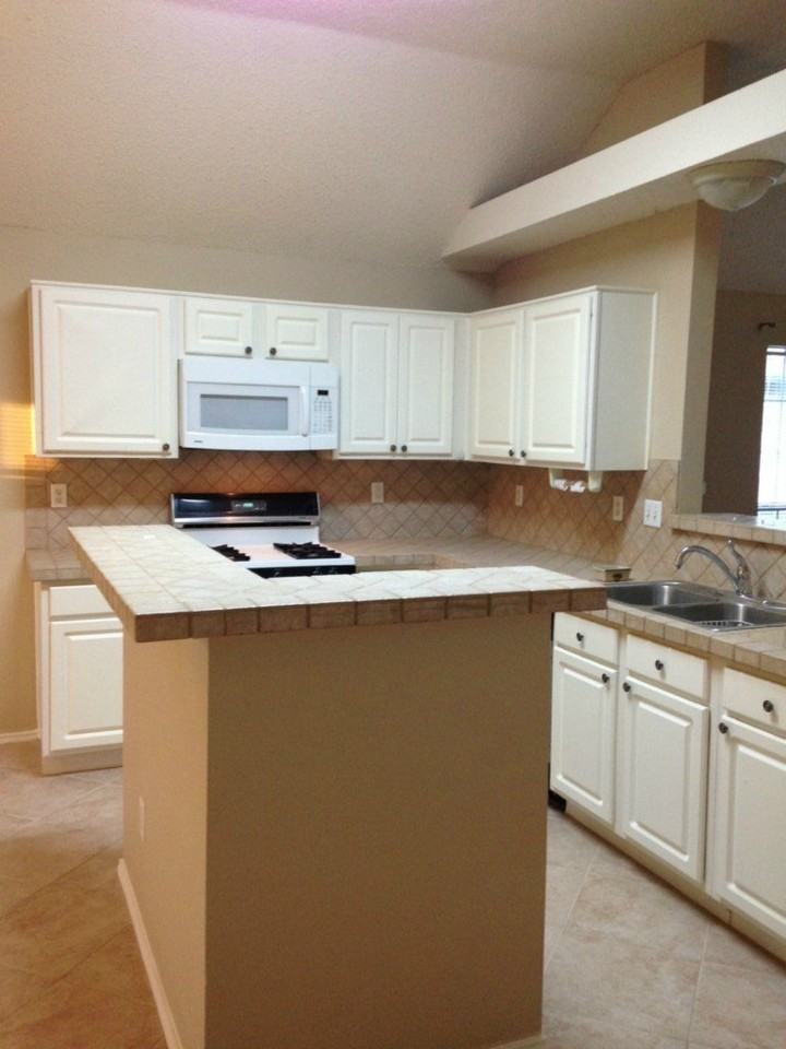 2201 Silverthorn Ln - Photo 3 of 7