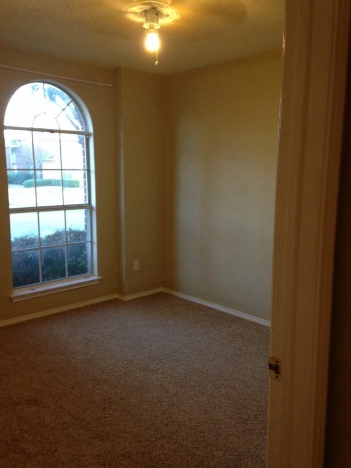 2201 Silverthorn Ln - Photo 5 of 7