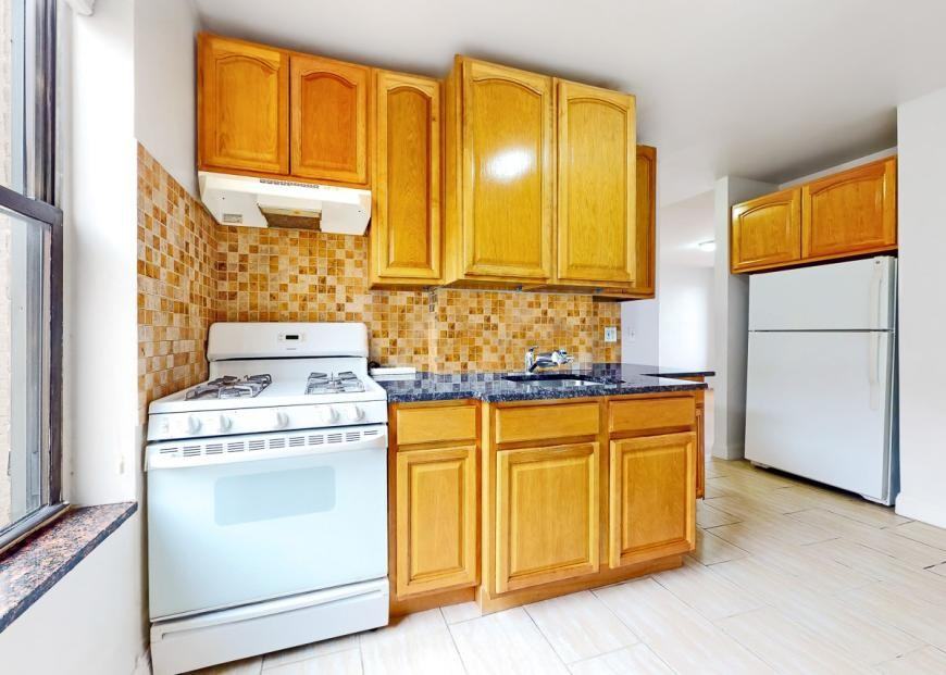 3115 32nd St - Photo 3 of 5