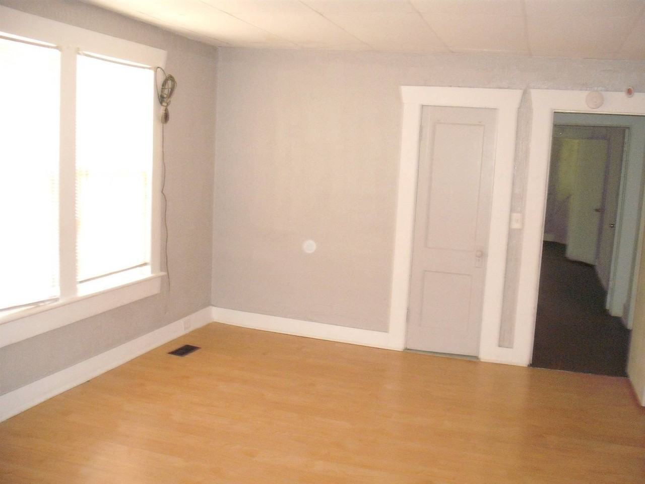 4737 Avenue R - Photo 5 of 8