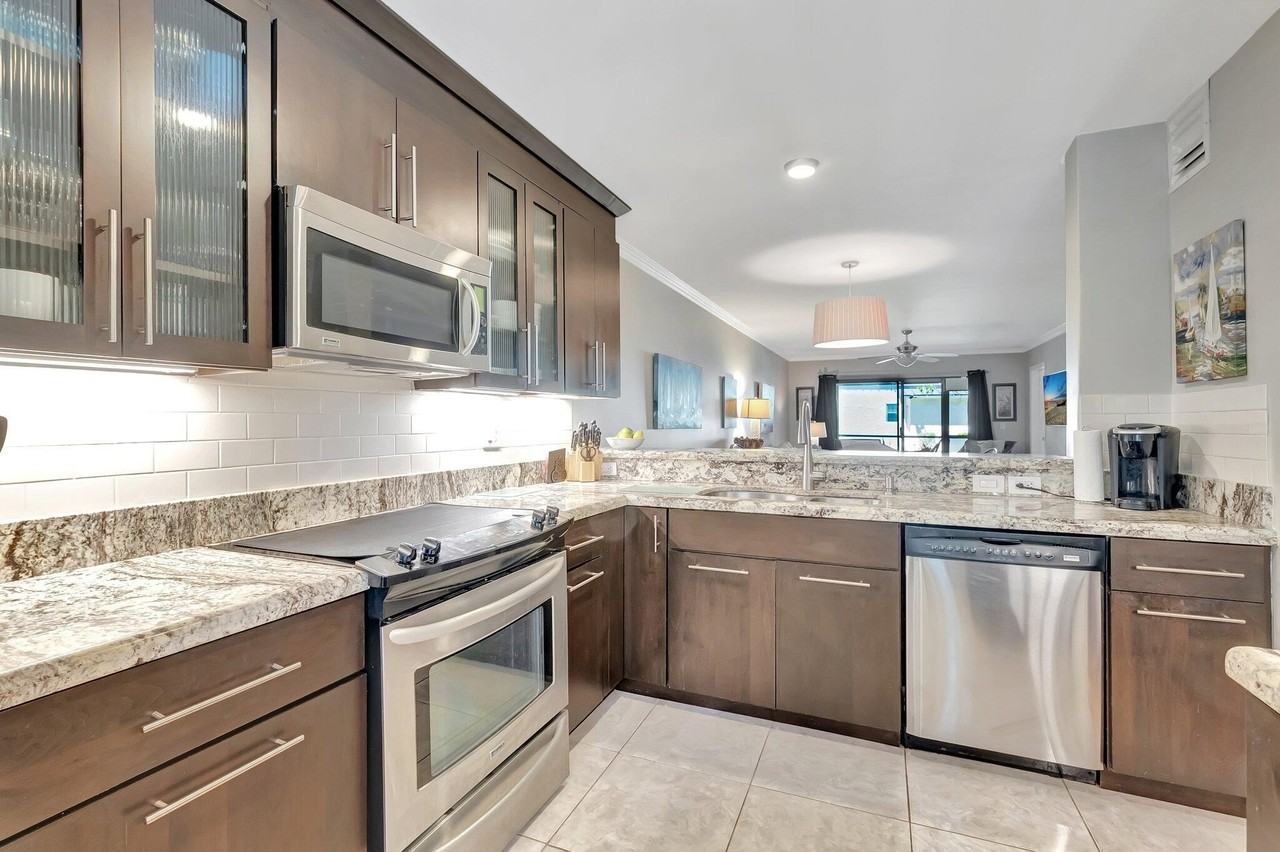 701 Avenue L - Photo 3 of 26