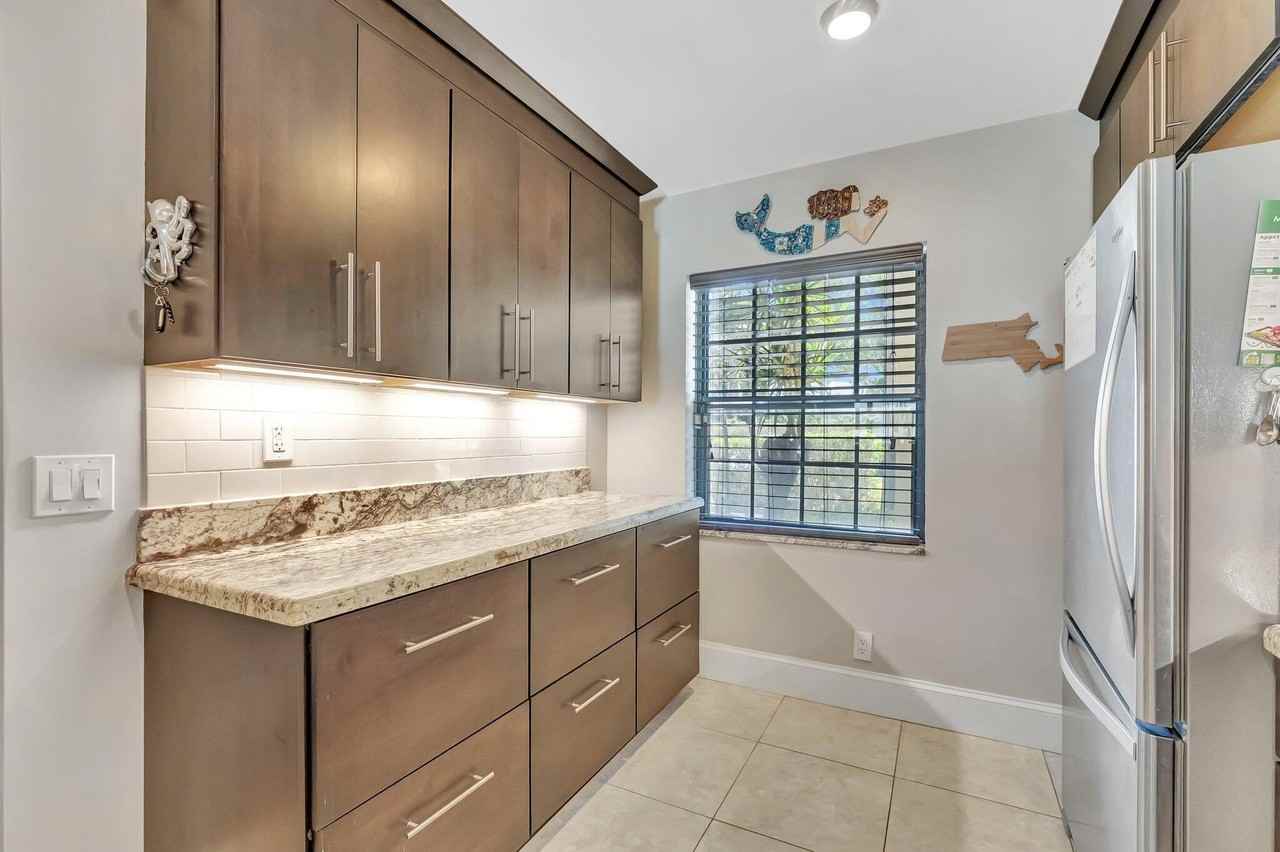 701 Avenue L - Photo 4 of 26