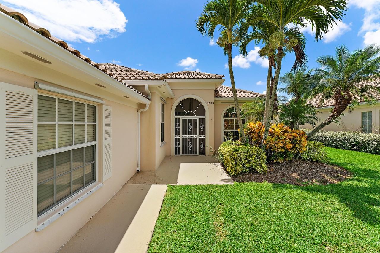 8485 Se Palm Hammock Ln - Photo 2 of 50