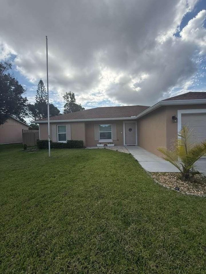 349 Nw Hibiscus St - Photo 2 of 23