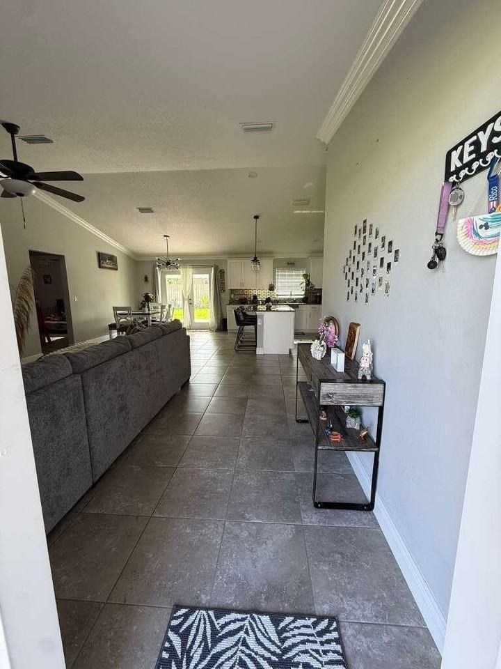 349 Nw Hibiscus St - Photo 3 of 23