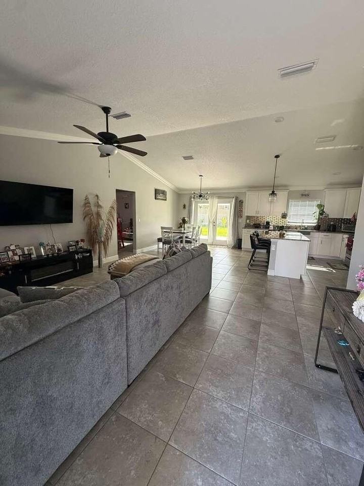 349 Nw Hibiscus St - Photo 5 of 23