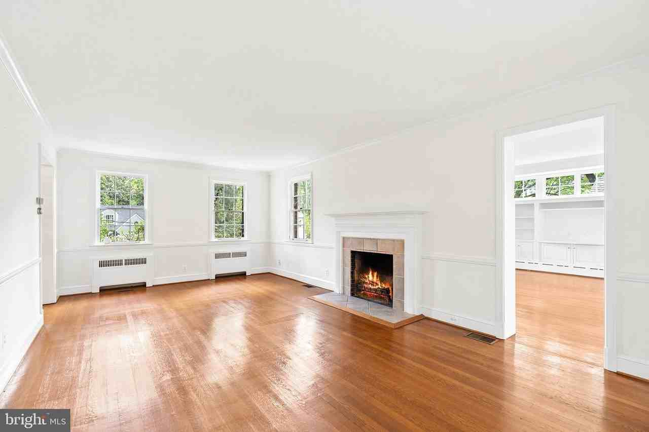 4530 Dexter St Nw - Photo 4 of 48
