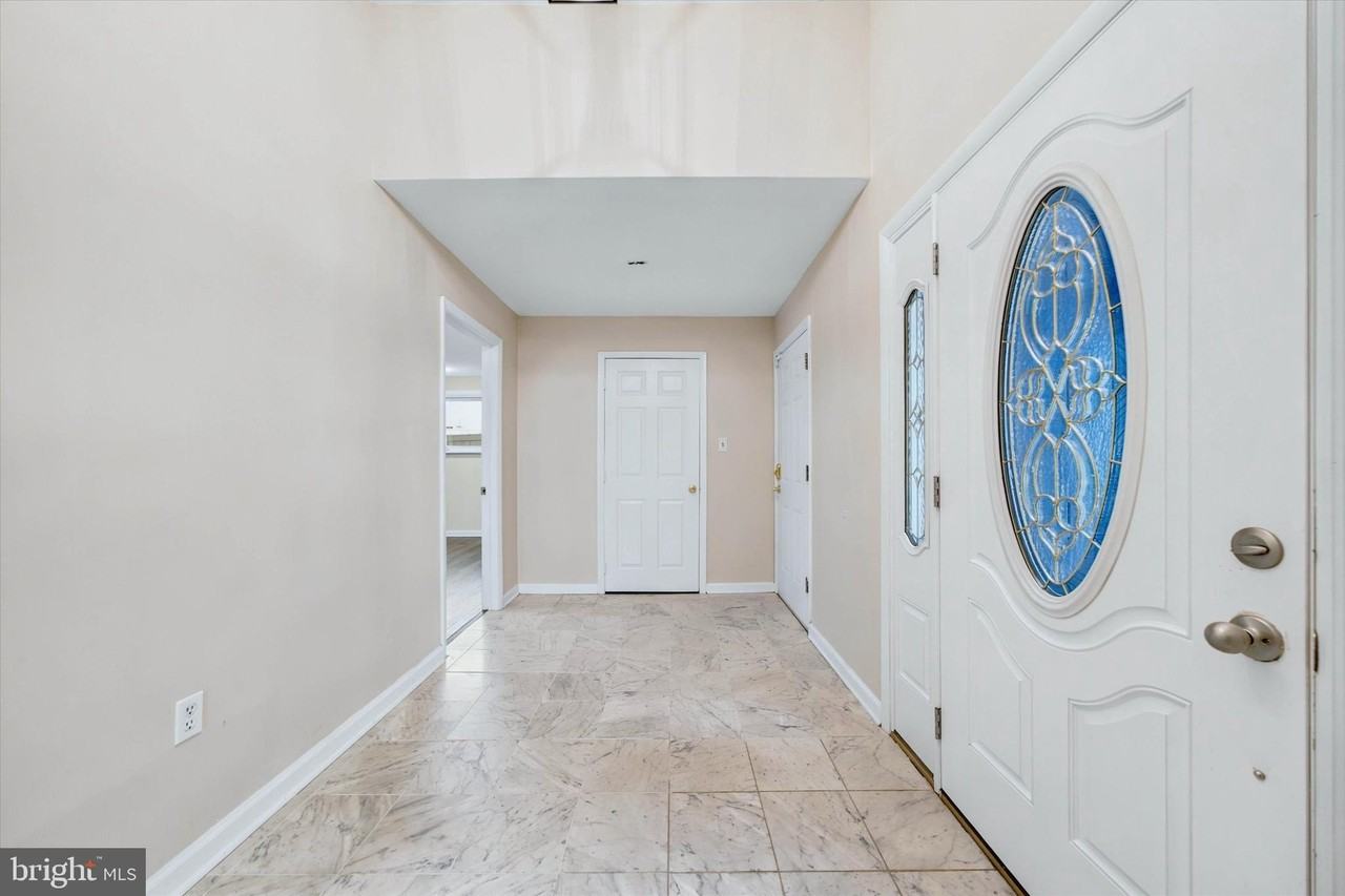 303 Princess Ave - Photo 5 of 40