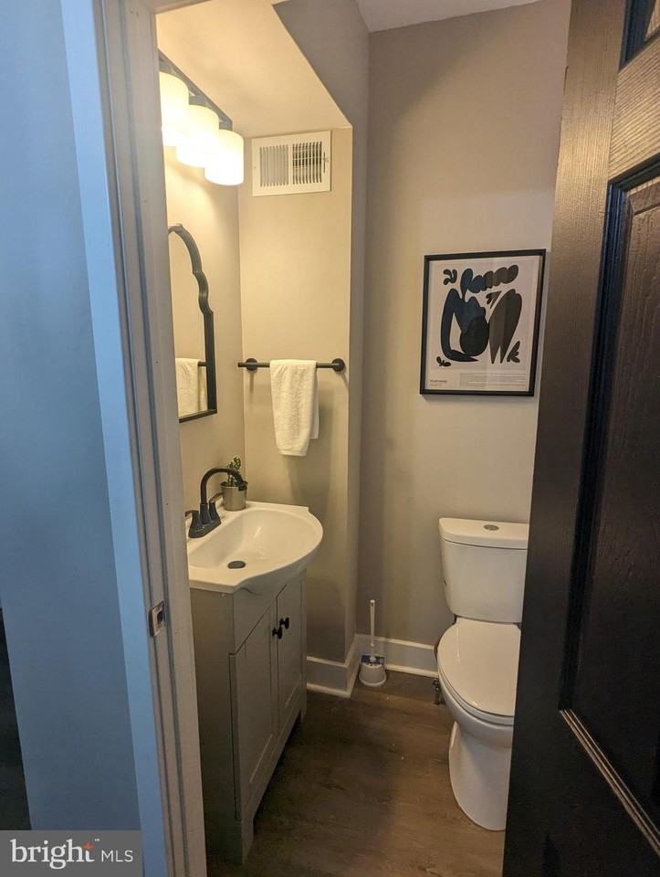 6721 N Woodstock St - Photo 3 of 10