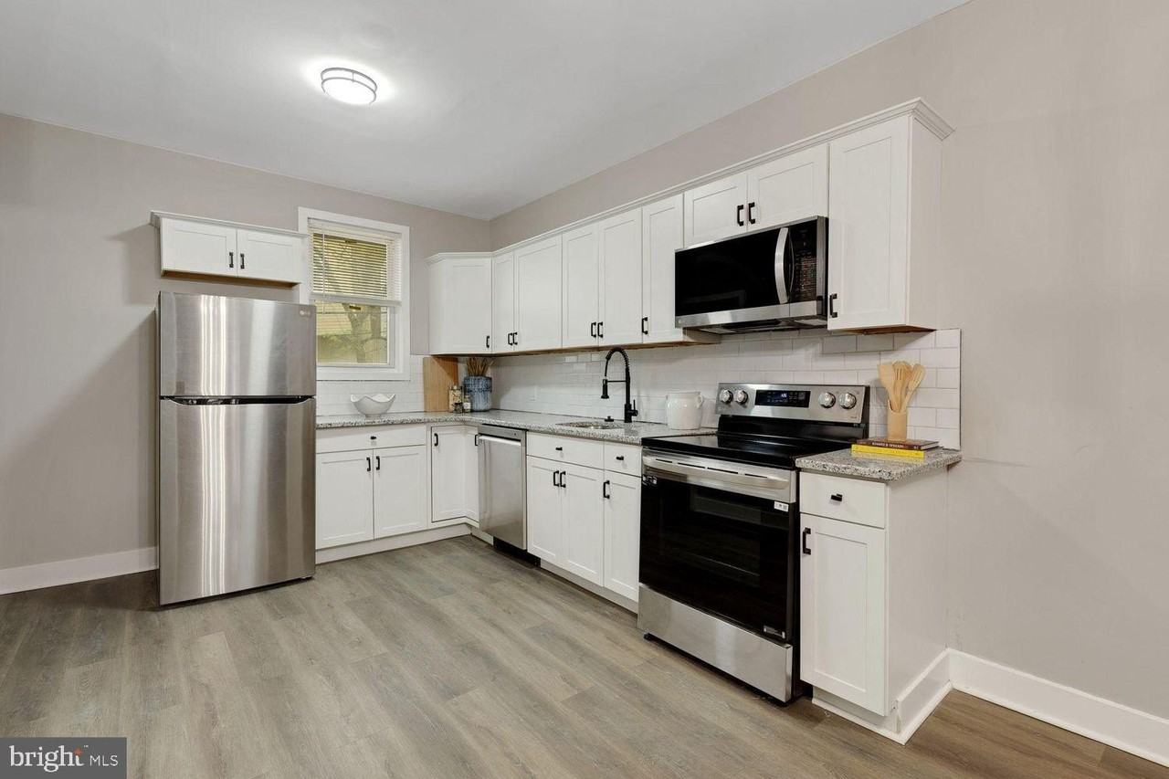 6721 N Woodstock St - Photo 4 of 10