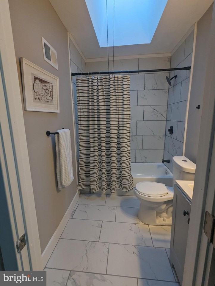 6721 N Woodstock St - Photo 7 of 10