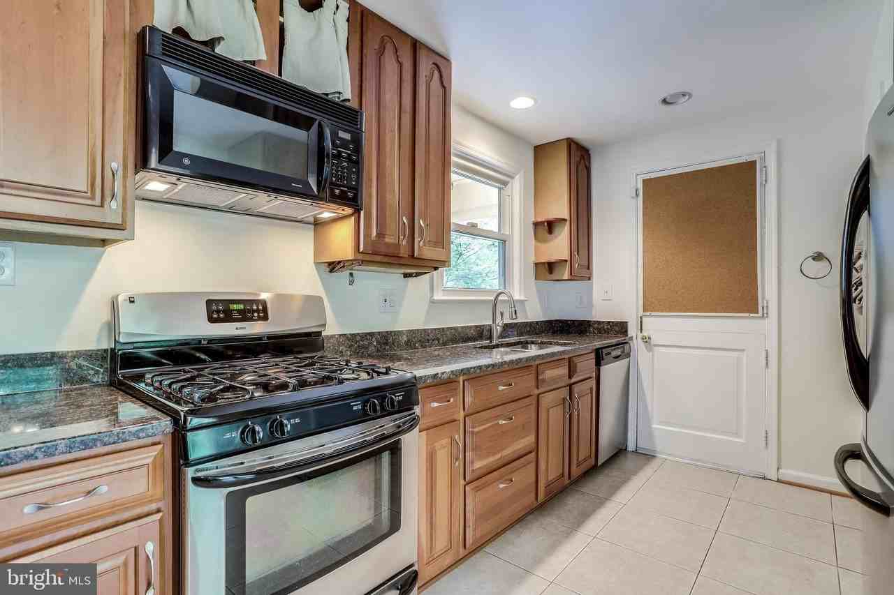 5225 Old Dominion Dr - Photo 3 of 50