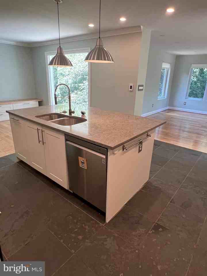 6322 Kellogg Dr - Photo 4 of 35