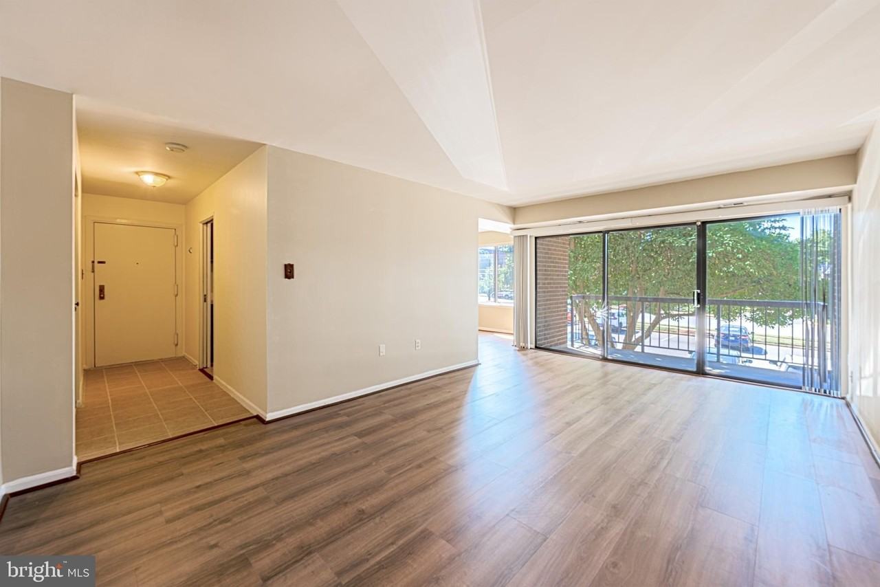 9728 Kingsbridge Dr #101 - Photo 2 of 12