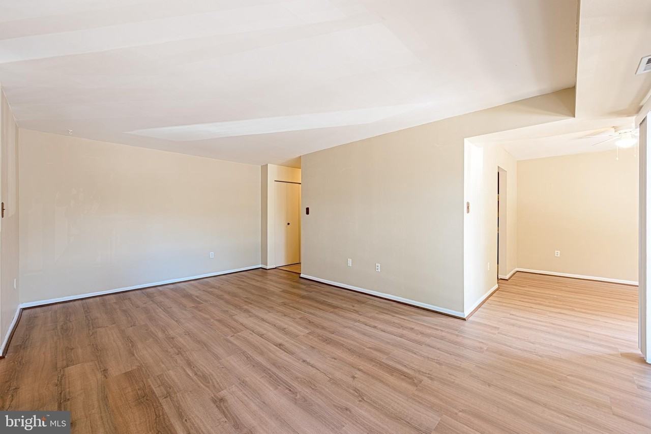 9728 Kingsbridge Dr #101 - Photo 3 of 12