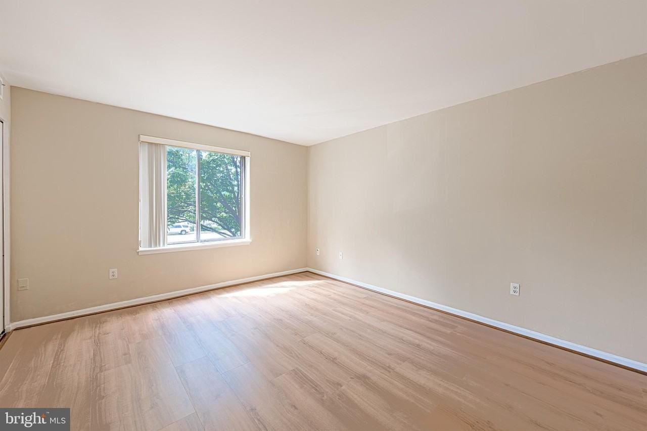 9728 Kingsbridge Dr #101 - Photo 7 of 12