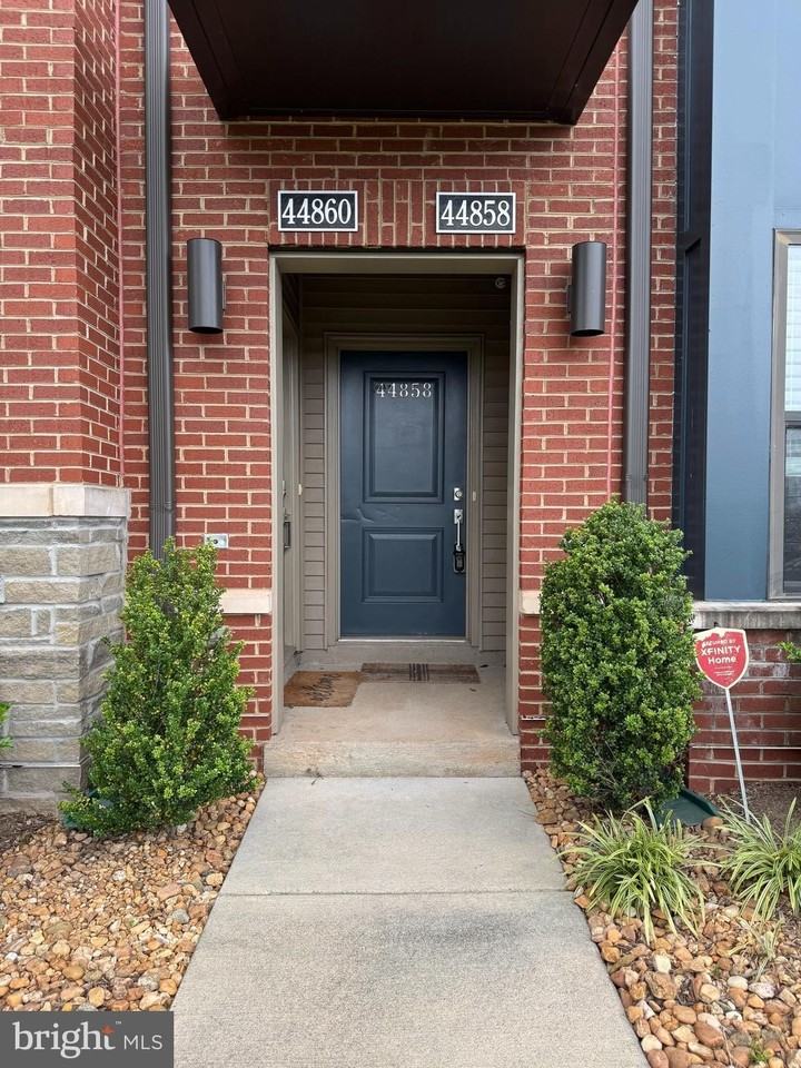 44858 Tiverton Sq - Photo 2 of 50