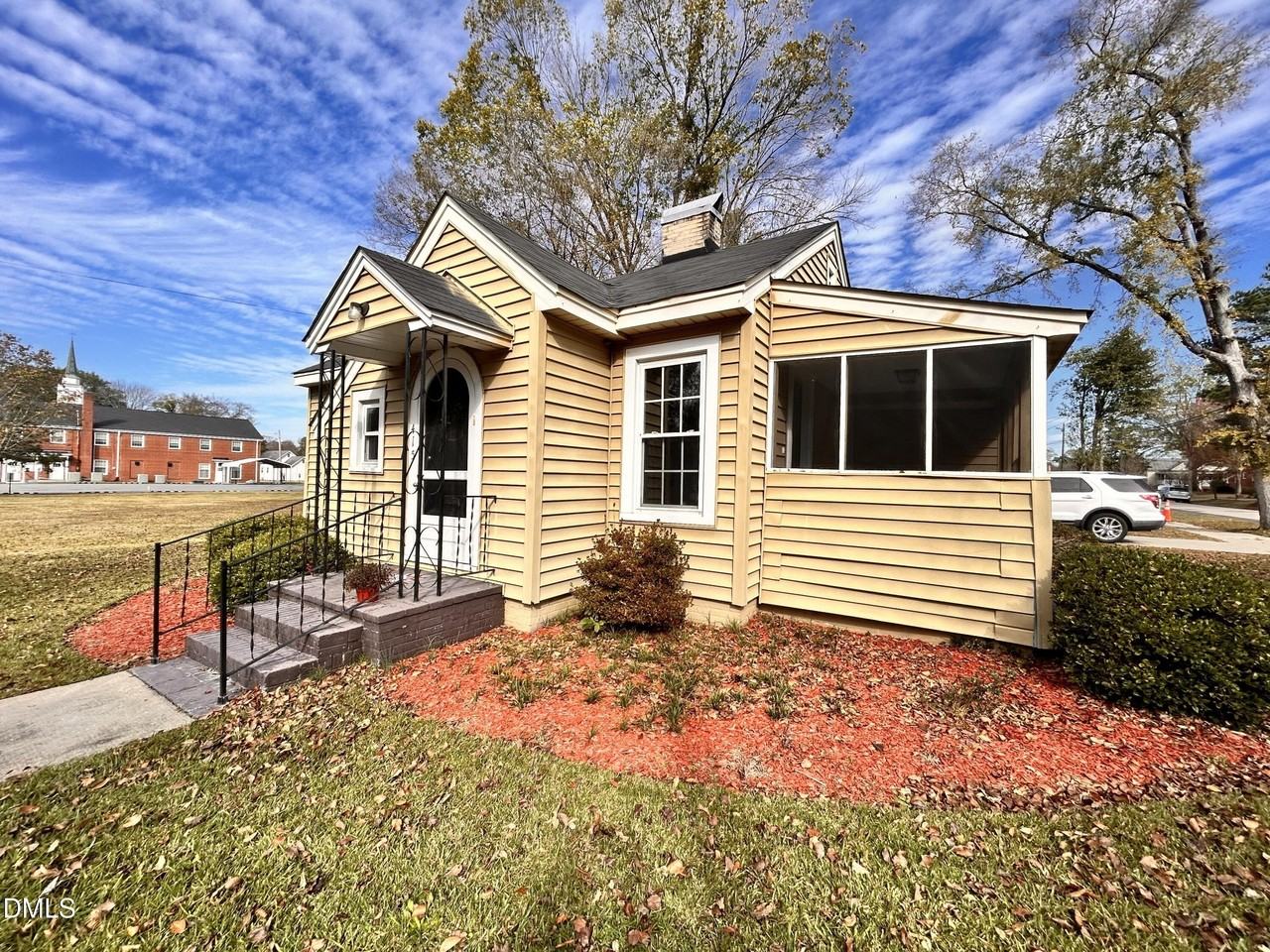 415 Caswell St - Photo 2 of 10