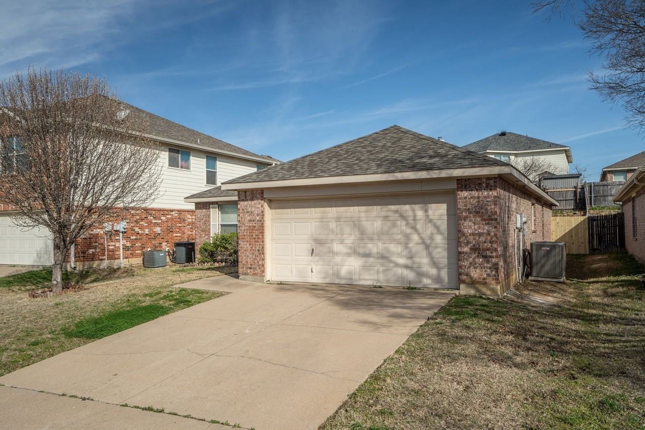 2117 Laughlin Rd - Photo 2 of 26