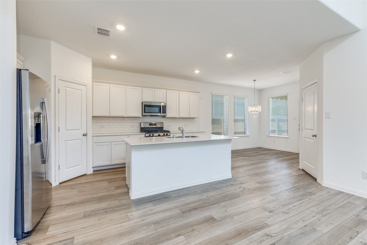 10041 Elkhorn Dr - Photo 4 of 15
