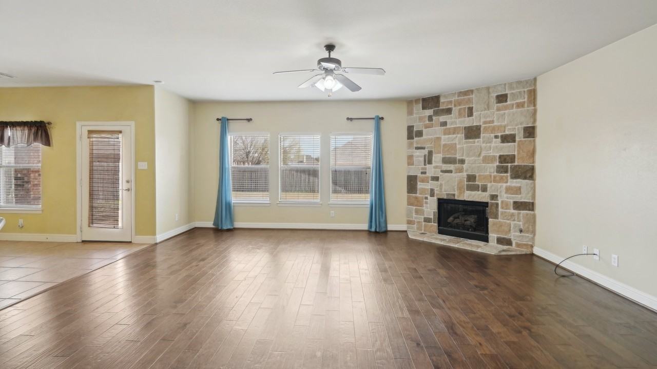 313 Country Lakes Dr - Photo 6 of 40