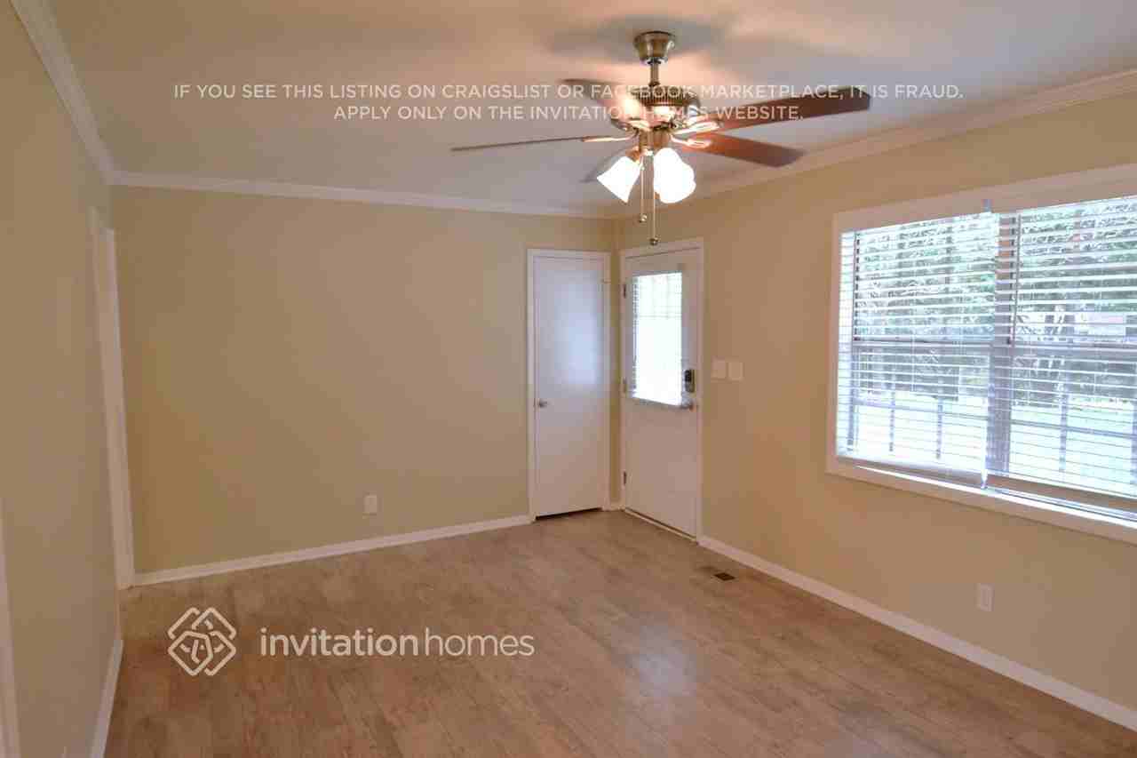 110 Woodglen Ct - Photo 2 of 8