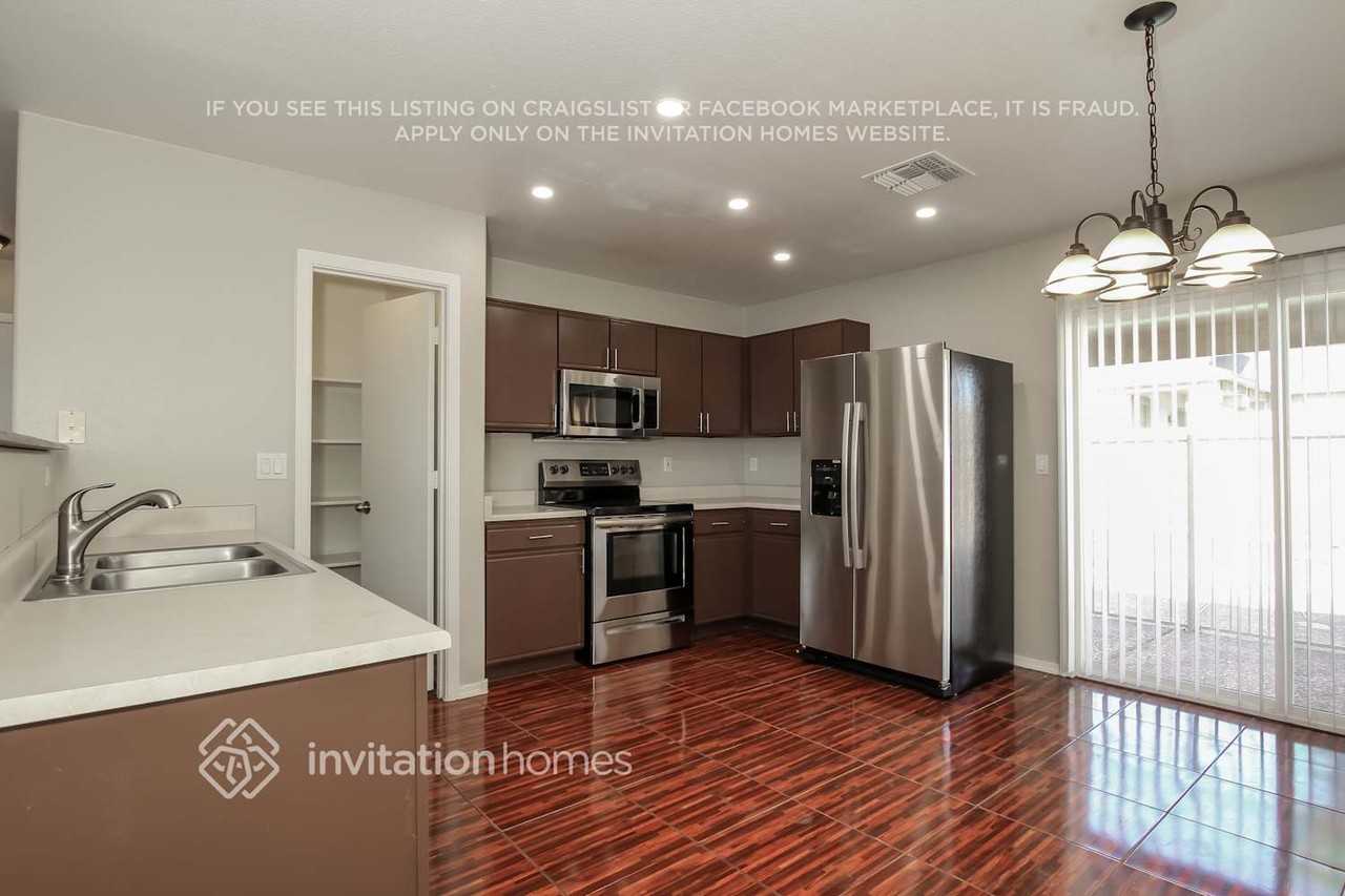 11530 W Flores Dr - Photo 5 of 15