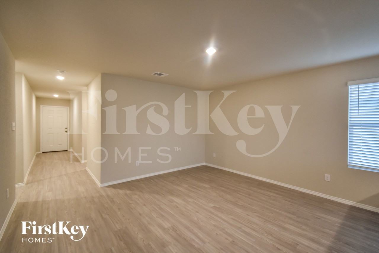 10522 De Gonzalo Way - Photo 3 of 15