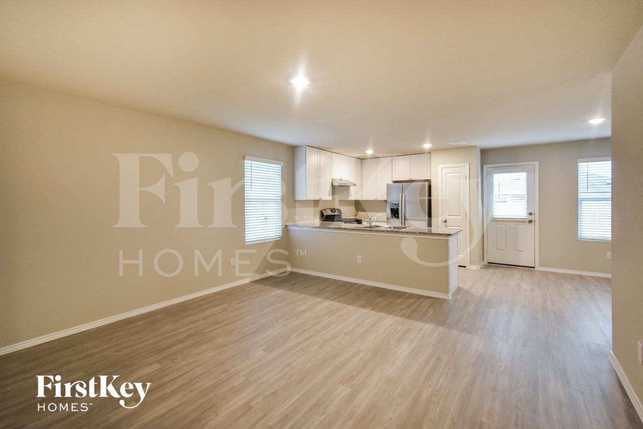 10522 De Gonzalo Way - Photo 4 of 15