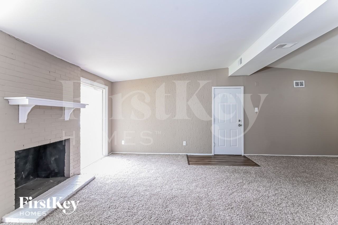 805 Robinwood Dr - Photo 3 of 19