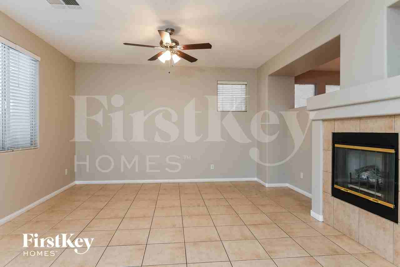 3932 Gold Point St - Photo 3 of 15