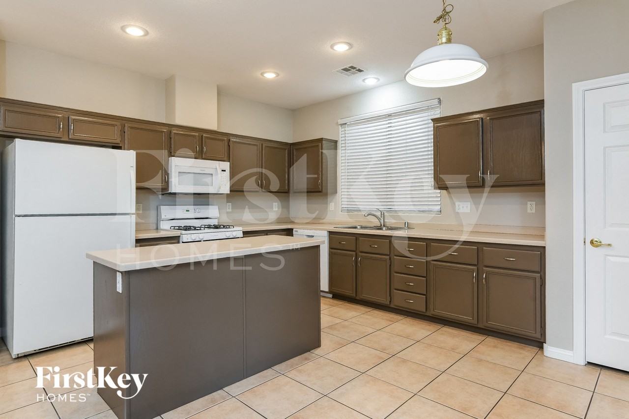 3932 Gold Point St - Photo 5 of 15