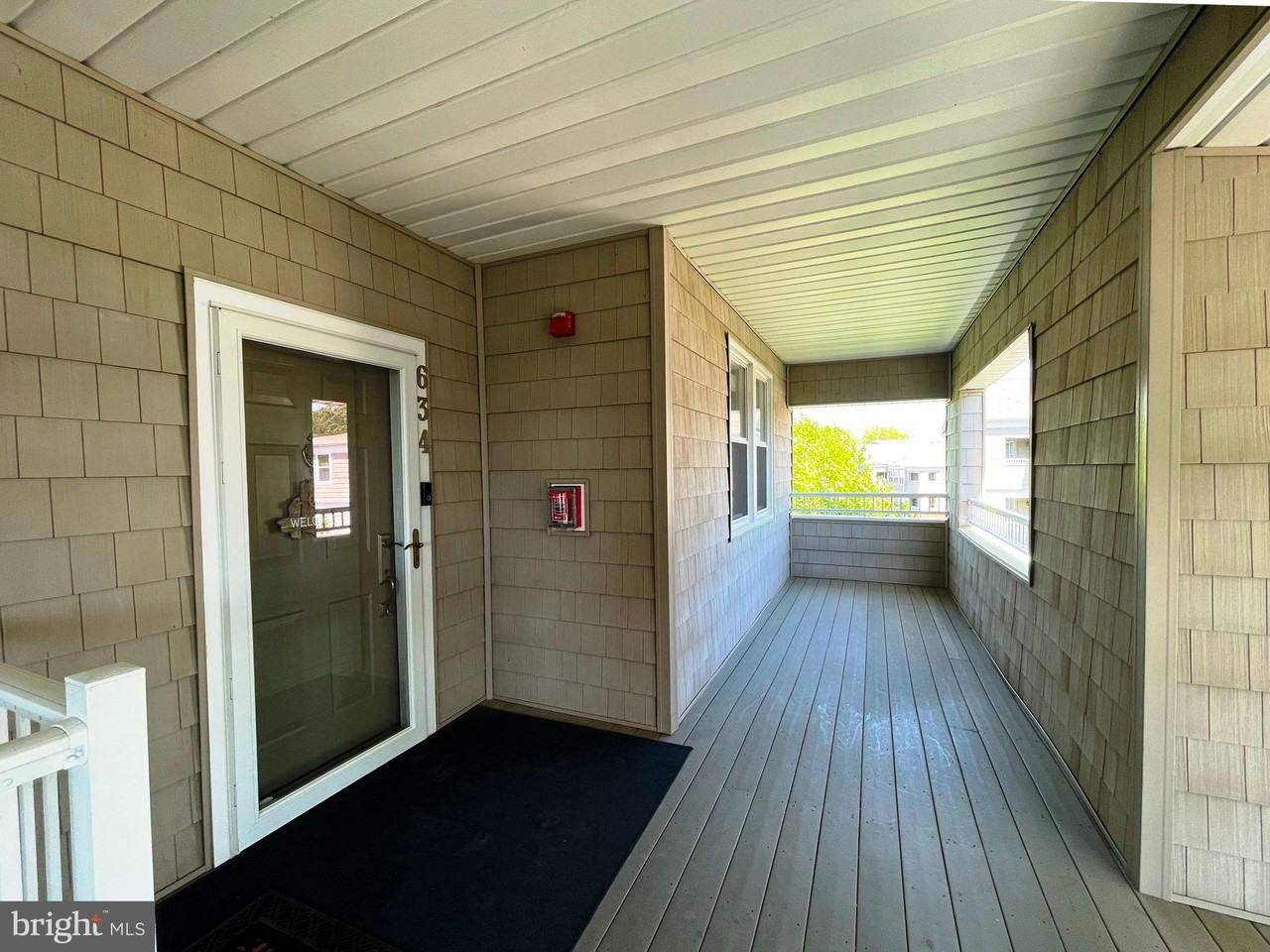 634 Oyster Bay Pl - Photo 3 of 40
