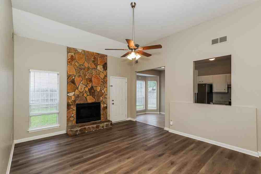 495 Anna Ave - Photo 4 of 16