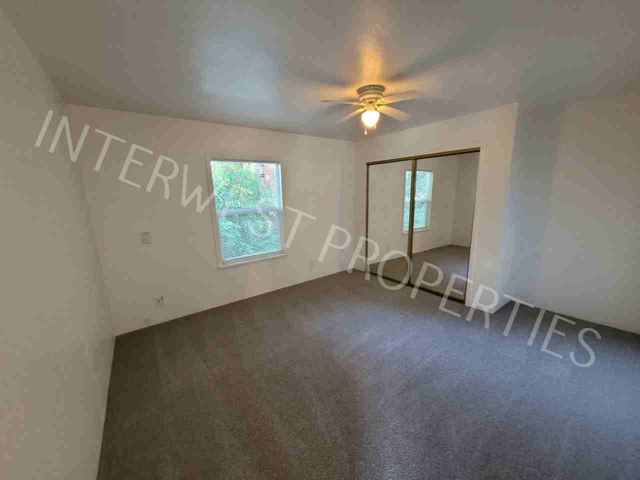 16045 Swan Ave - Photo 3 of 15