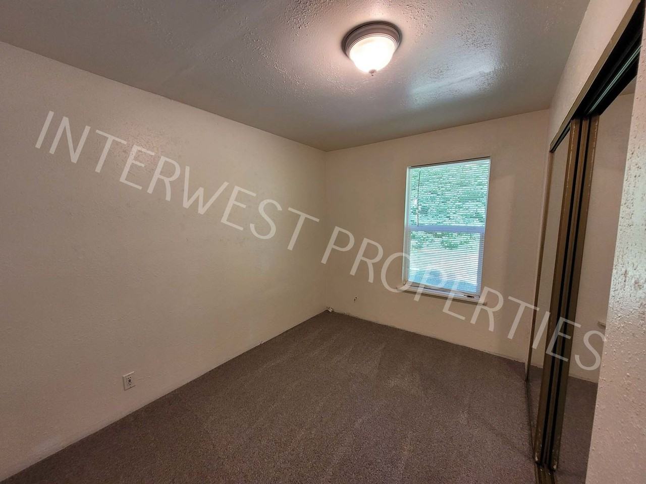 16045 Swan Ave - Photo 4 of 15