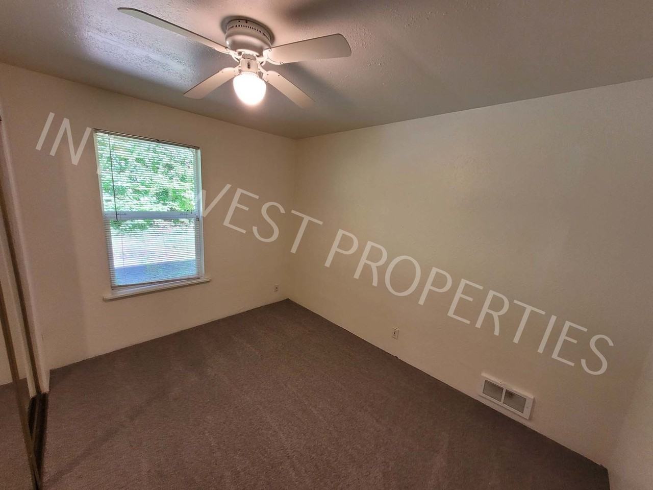 16045 Swan Ave - Photo 5 of 15