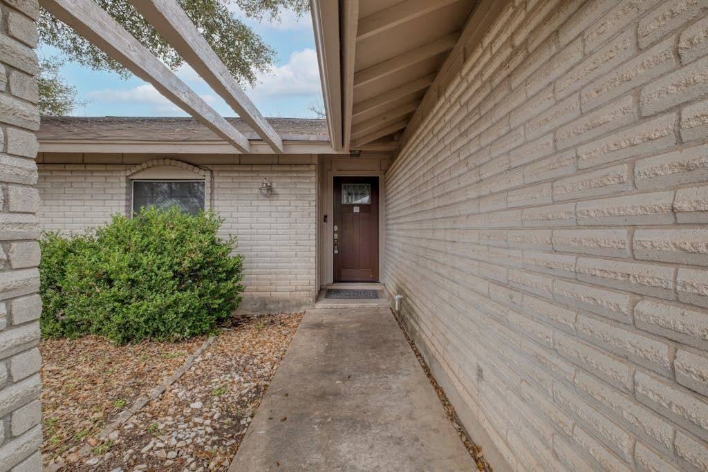 6502 Bridgewater Cv - Photo 2 of 10
