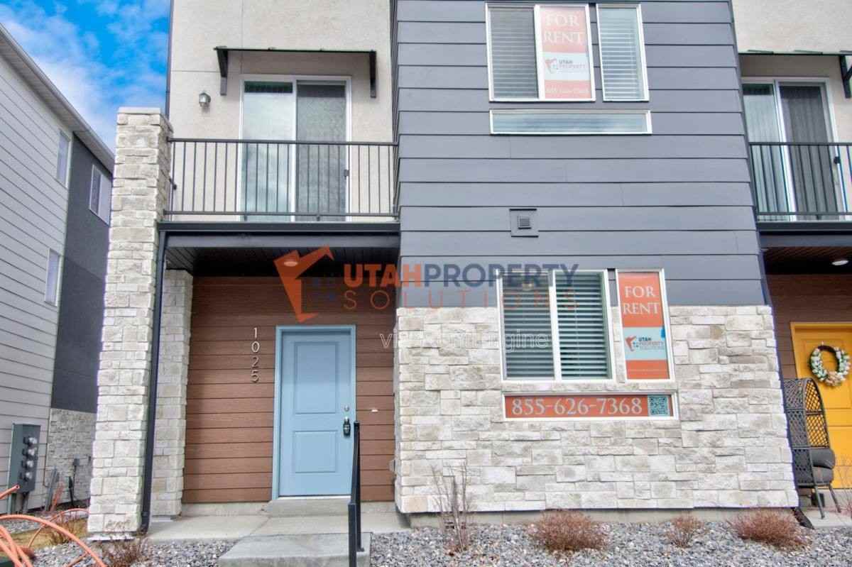 1025 W 400 S - Photo 2 of 10