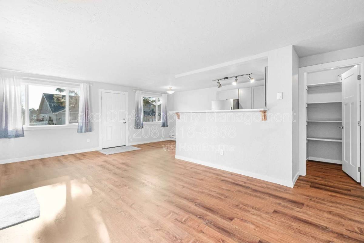 1419 E Stiner Ave - Photo 3 of 10
