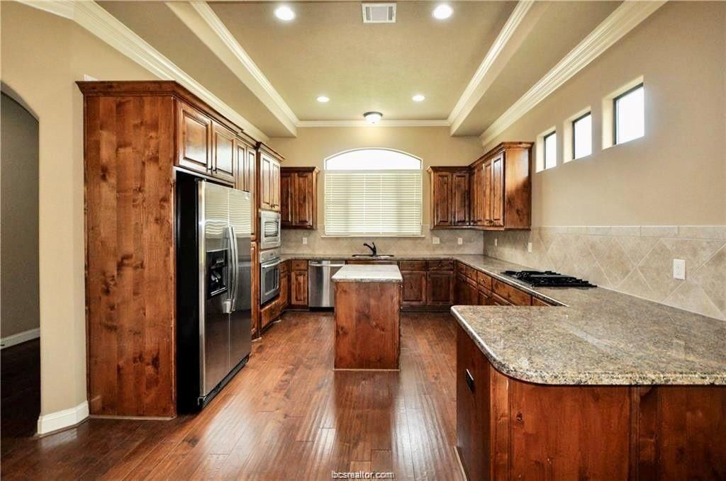 15615 Wood Brook Ln - Photo 2 of 11