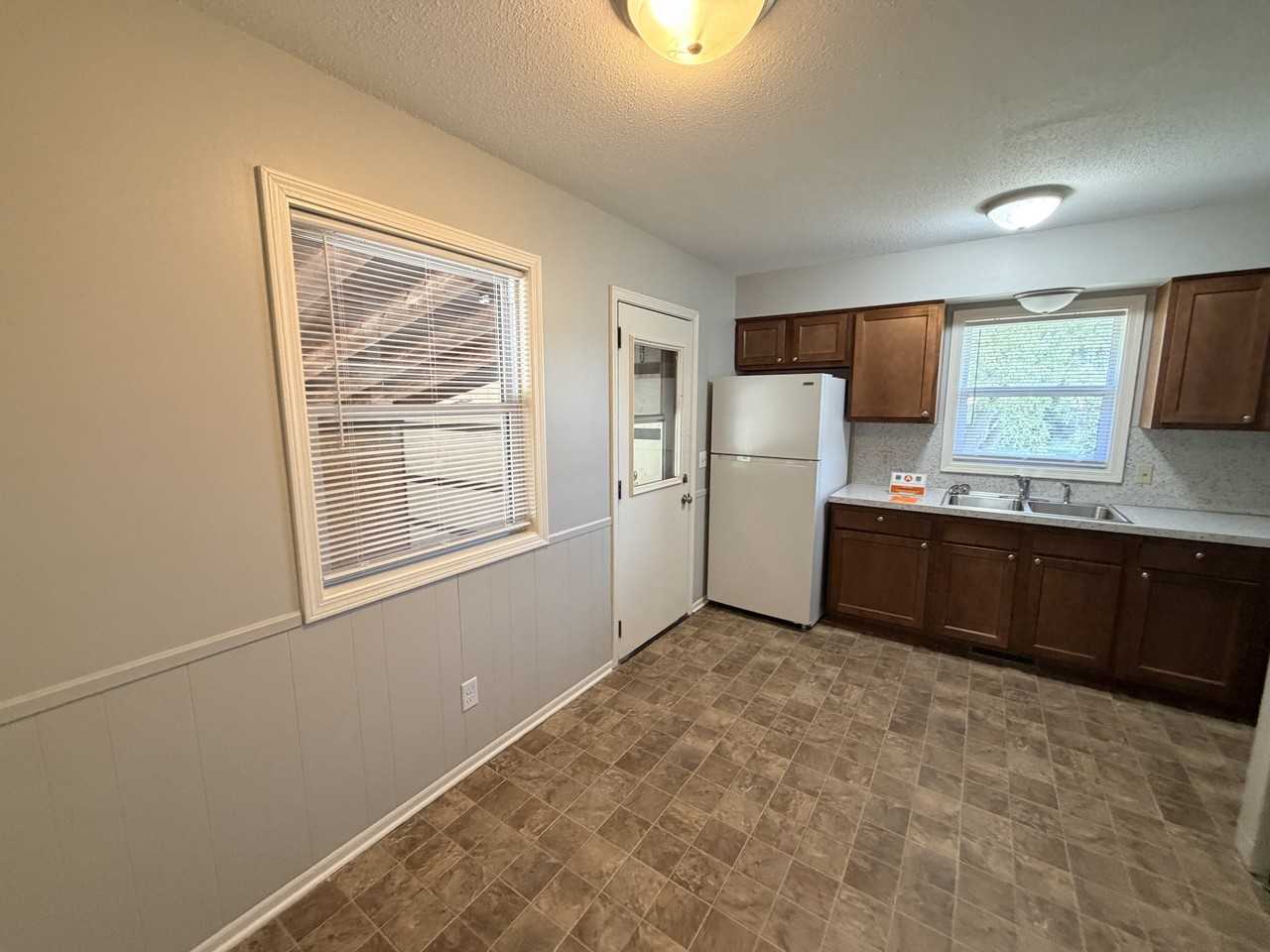 6485 Henry St - Photo 3 of 27