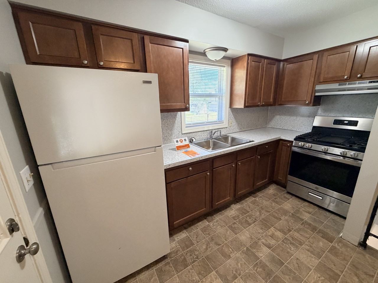 6485 Henry St - Photo 4 of 27