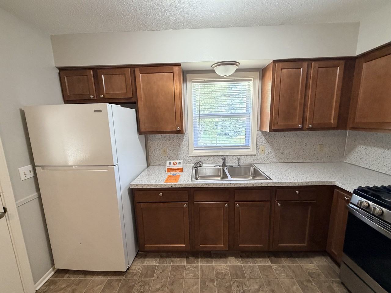 6485 Henry St - Photo 5 of 27