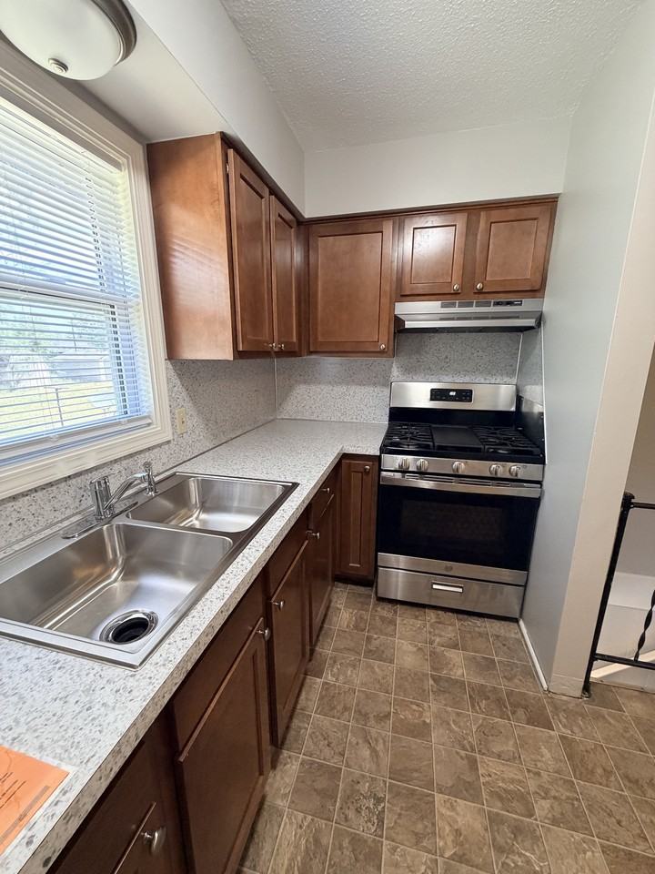 6485 Henry St - Photo 6 of 27
