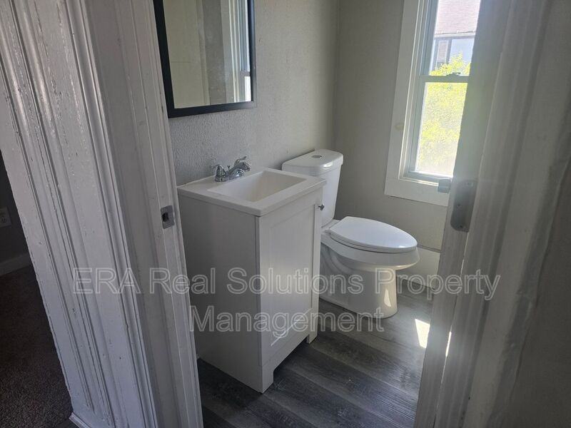 3607 Sackett Ave #2 - Photo 5 of 10