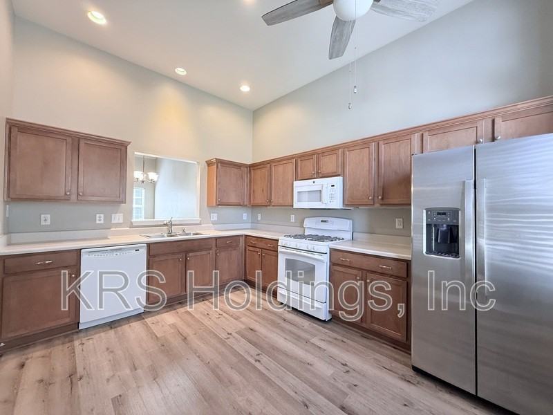 232 N Honey Springs Ave - Photo 4 of 25