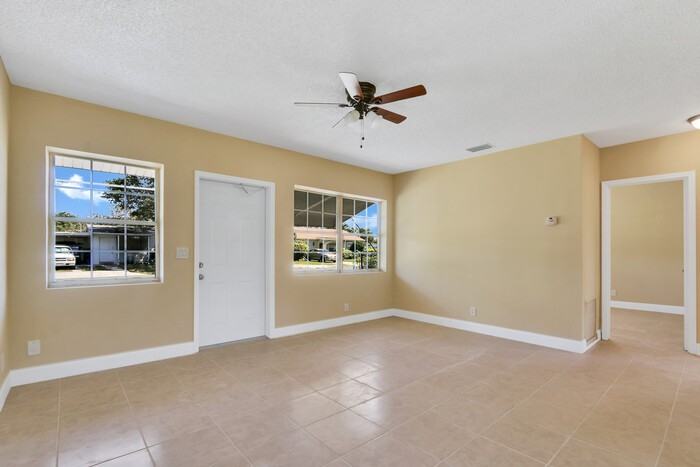 2639 Ne 4th Ct - Photo 4 of 20